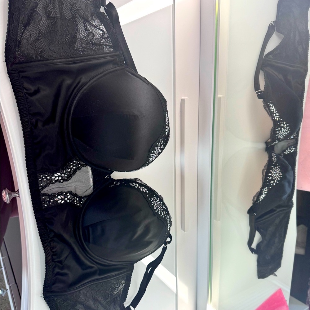 Victoria secret bra too large… got it as a gift and never wore it.